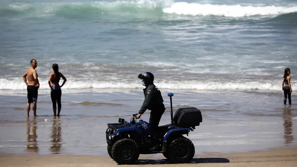 Muita gente a caminhar e poucos ao sol nas praias de Matosinhos e Gaia