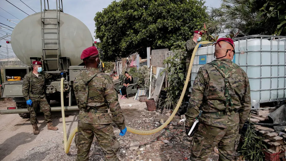 Exército espanhol prevê mais duas vagas do novo coronavírus no país