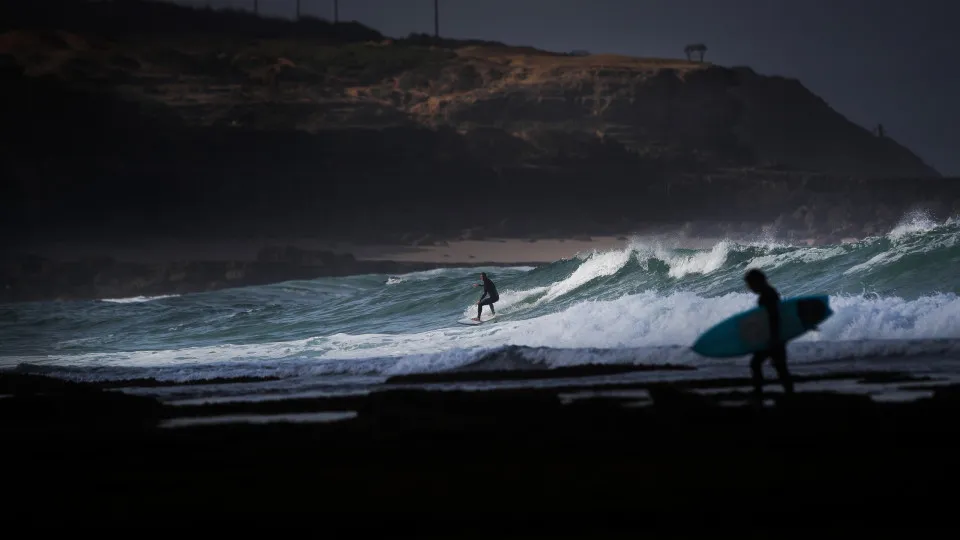 Surfistas voltam a sentir liberdade no regresso ao mar da Ericeira