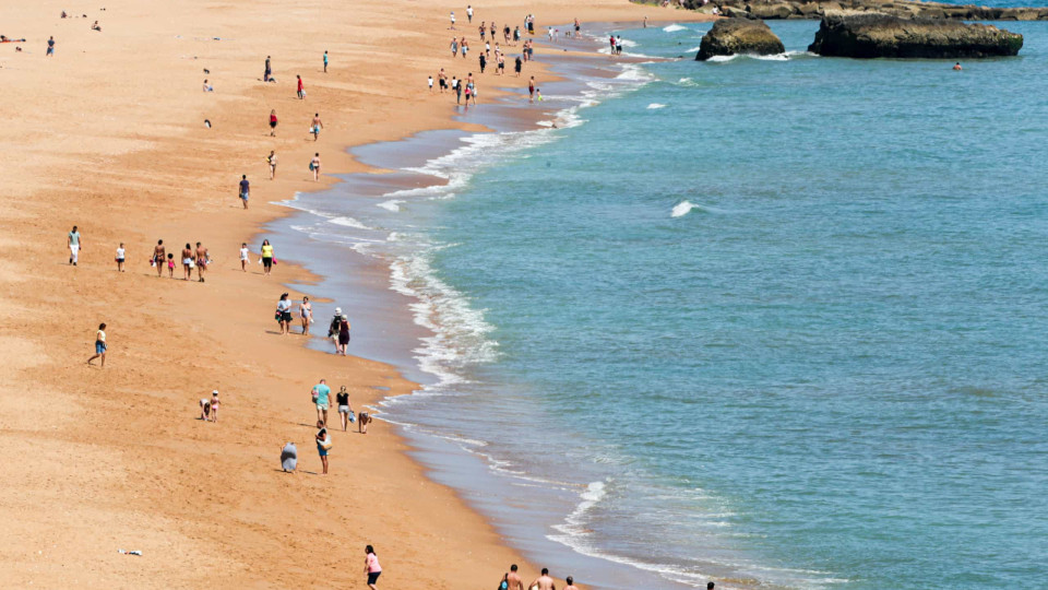 Albufeira alerta banhistas para riscos da pandemia e de queda das arribas