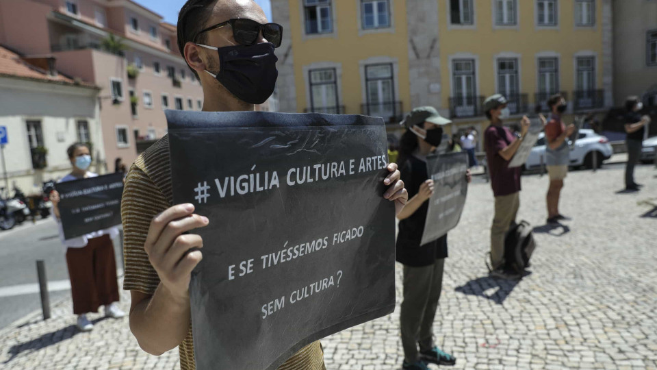 Vigília em frente ao parlamento para evidenciar luta de anos na Cultura