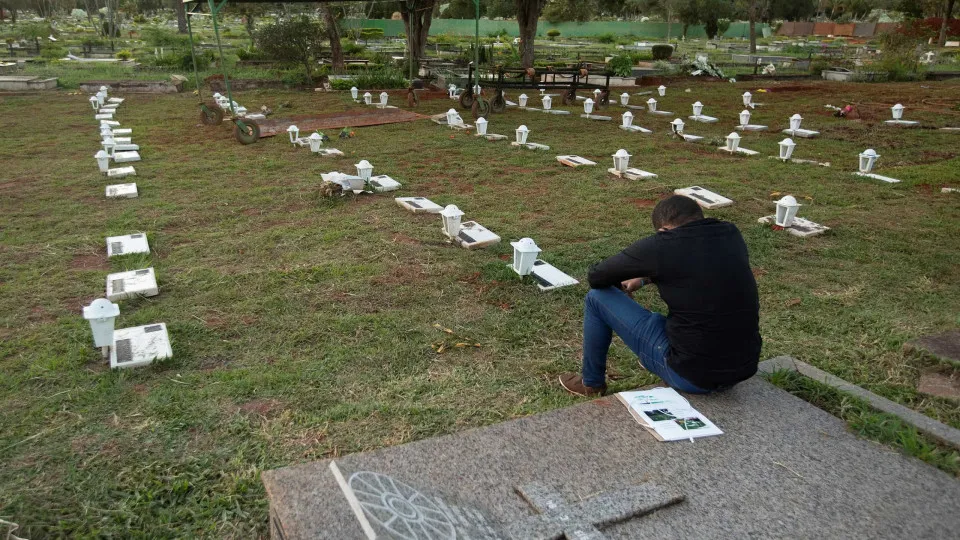 Novo coronavírus mata mais jovens adultos no Brasil que na Europa
