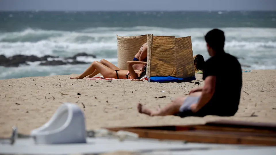 Banhistas regressam às praias algarvias e tentam manter-se seguros
