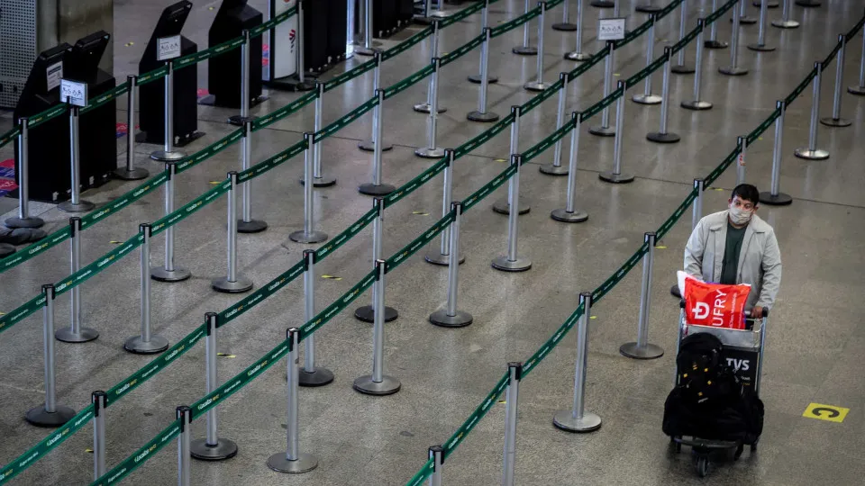 Nova estirpe. Brasil proíbe entrada de pessoas da África do Sul