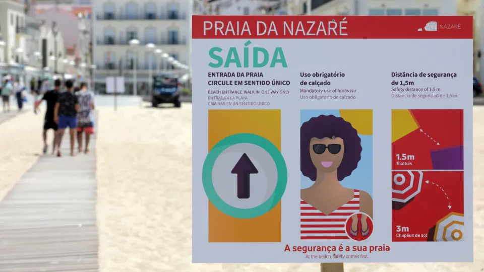 Época balnear arranca na Nazaré com mais pessoas na marginal do que na praia