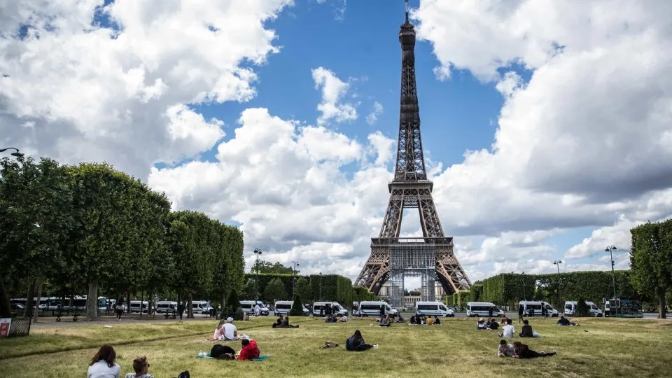 Torre Eiffel reabre ao público em 25 de junho