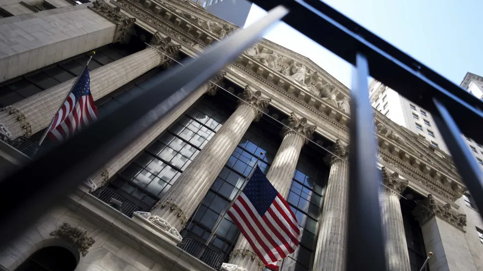 Bolsa de Nova Iorque cai penalizada por tecnológicas