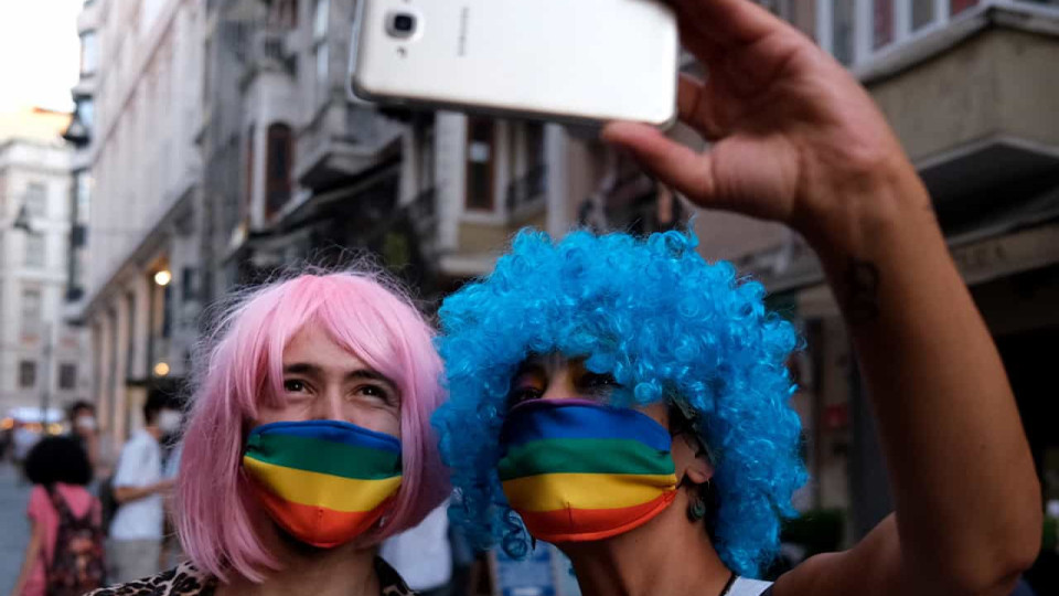 Polícia dispersa centenas de pessoas em marcha LGBTI de Istambul