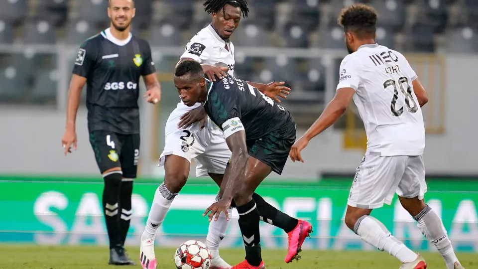 Vitória SC regressa aos triunfos na receção ao Vitória FC
