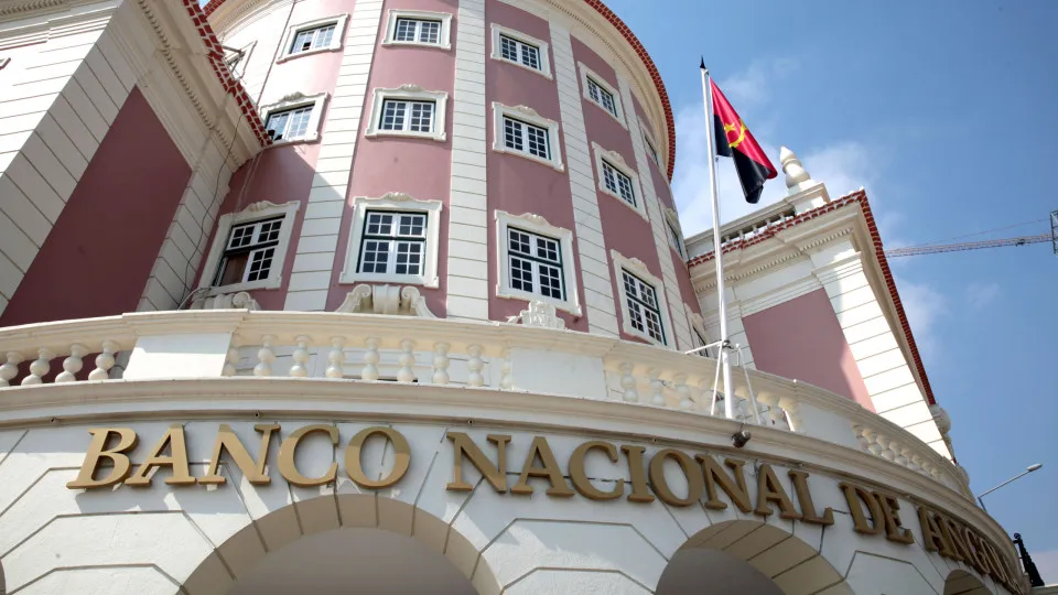 Banco central angolano aplica multas a 12 bancos por incumprimento na concessão de crédito
