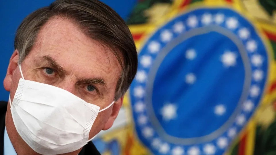 Bolsonaro veta obrigação de fornecer água e camas de hospital a indígenas