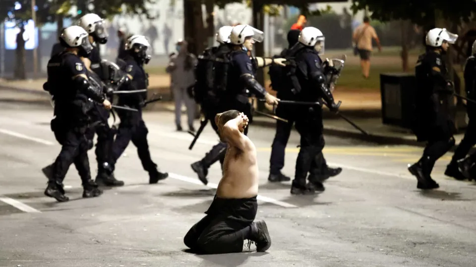 Covid-19: Cerca de 60 feridos em confrontos durante protestos na Sérvia