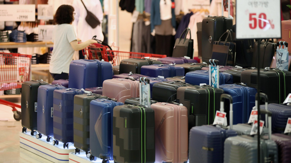 Espanha multa quatro 'low cost' por cobrarem bagagem de mão