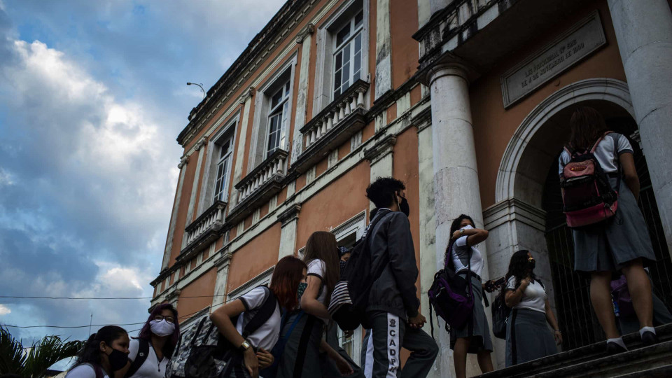 Alunos voltam às aulas presenciais com subida de casos e nova estirpe no Brasil