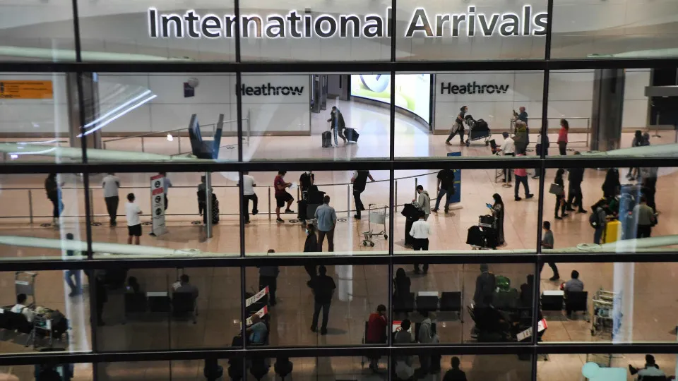 Aeroporto de Heathrow perde 71% de passageiros em agosto face a 2019