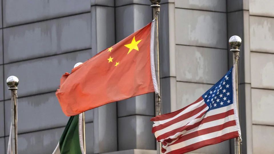 China desmente Trump sobre negociações comerciais com Estados Unidos