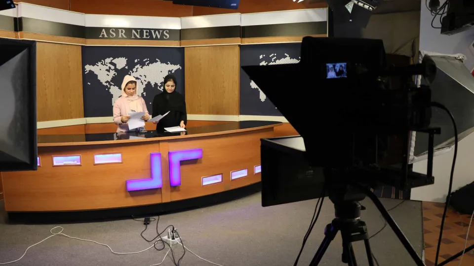 Talibãs ordenam que apresentadoras de televisão cubram o rosto