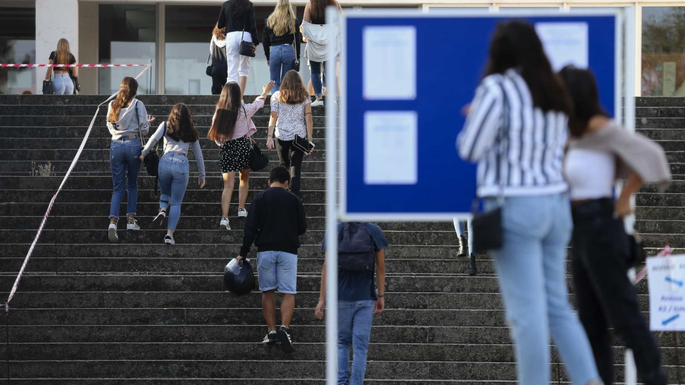 Pode ser preciso reforçar medidas nas escolas secundárias, avisa OMS