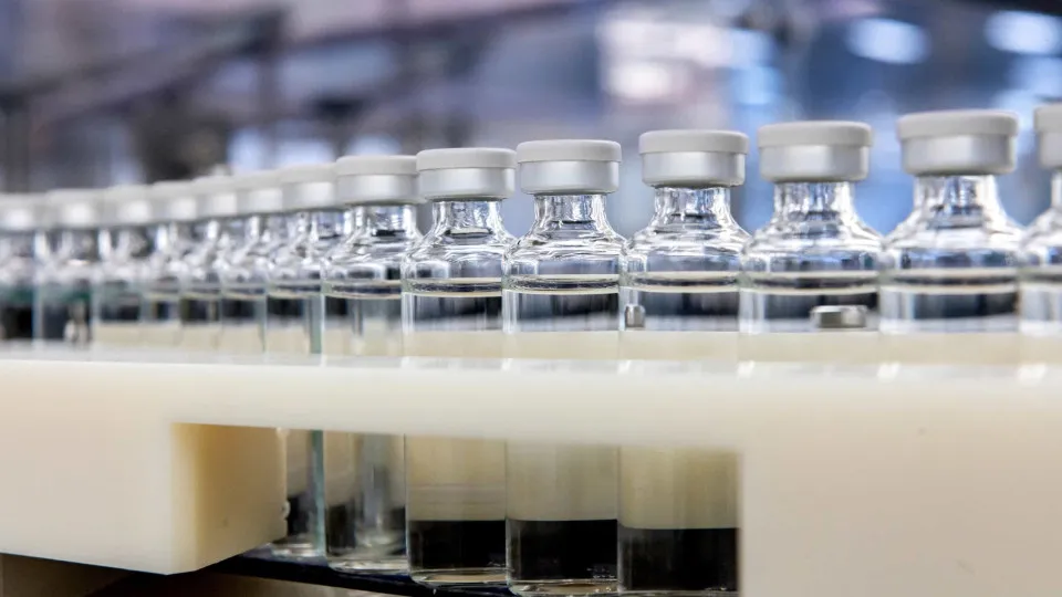 Laboratórios dão 200 milhões de doses de vacina a países pobres