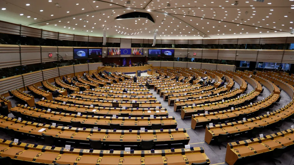 Eurodeputados pedem que Portugal (e outros) deixem gás russo em 2026