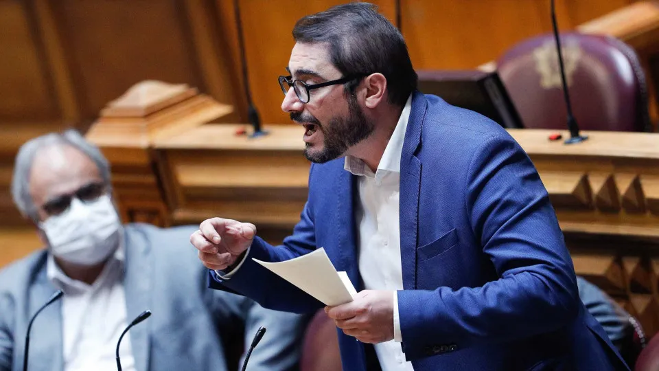 Governo compromete-se com PCP para aumento de 10 euros nas pensões