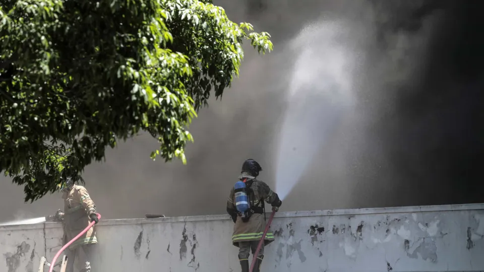 Um morto em incêndio num hospital público no Rio de Janeiro