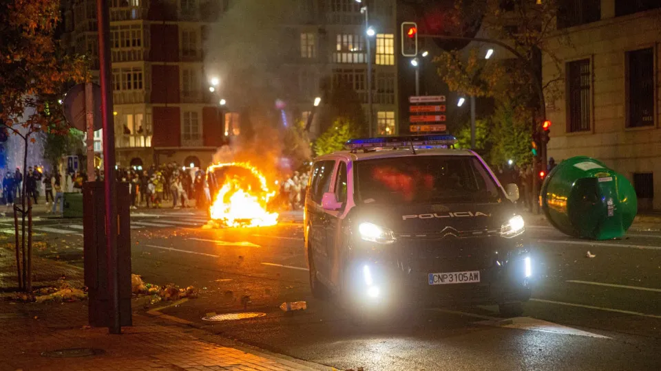 Covid-19: Polícia espanhola dispersa manifestantes contra restrições