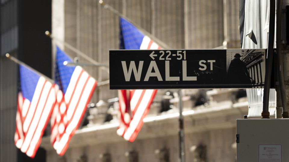 Wall Street inicia semana a negociar no 'vermelho'