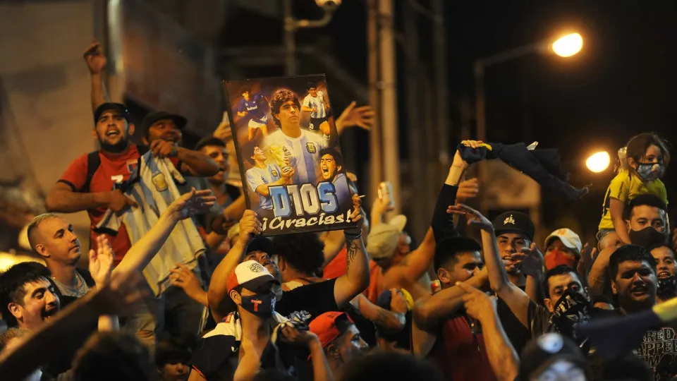 Corpo de Maradona chega ao palácio presidencial argentino