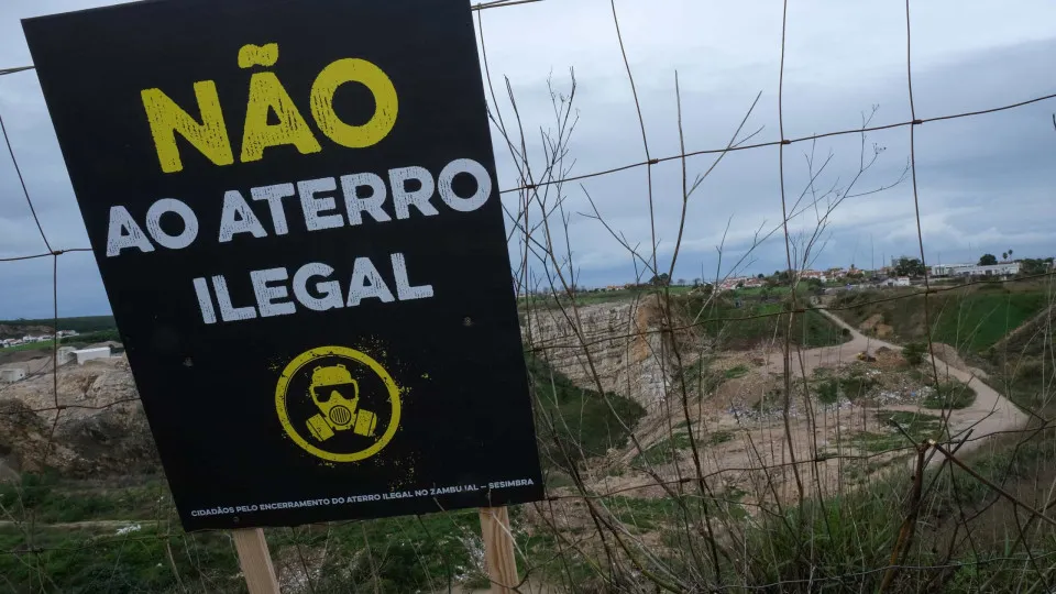 Mais de 200 pessoas em protesto contra aterro ilegal em Sesimbra