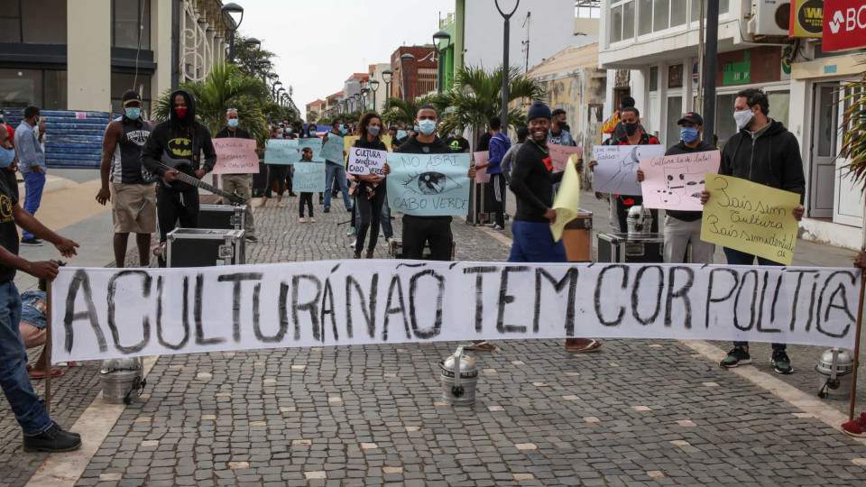 Trabalhadores da cultura em Cabo Verde pedem apoio na rua