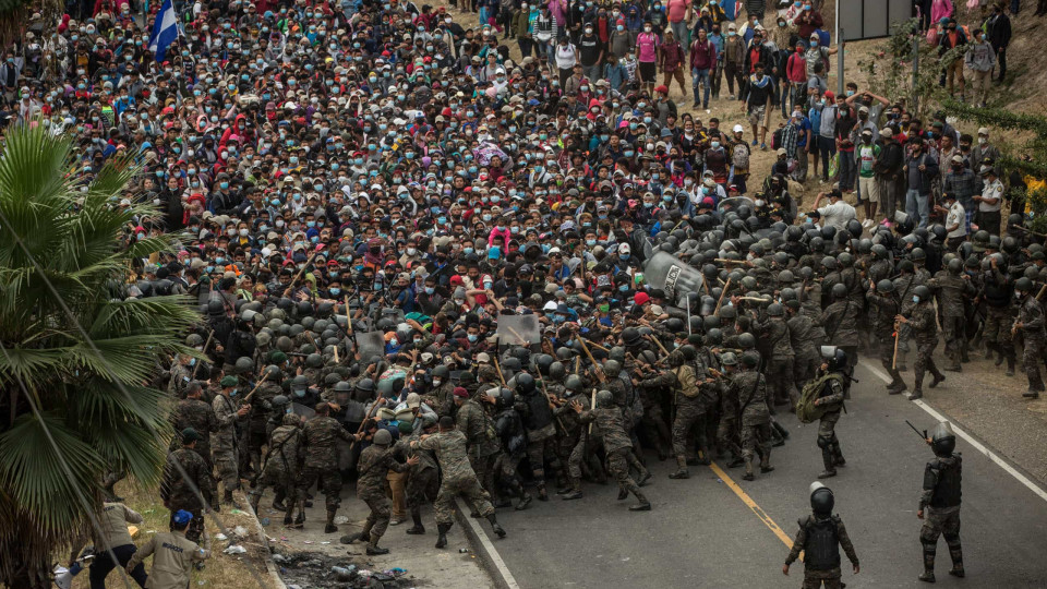 Forças Armadas da Guatemala reprimem caravana de migrantes