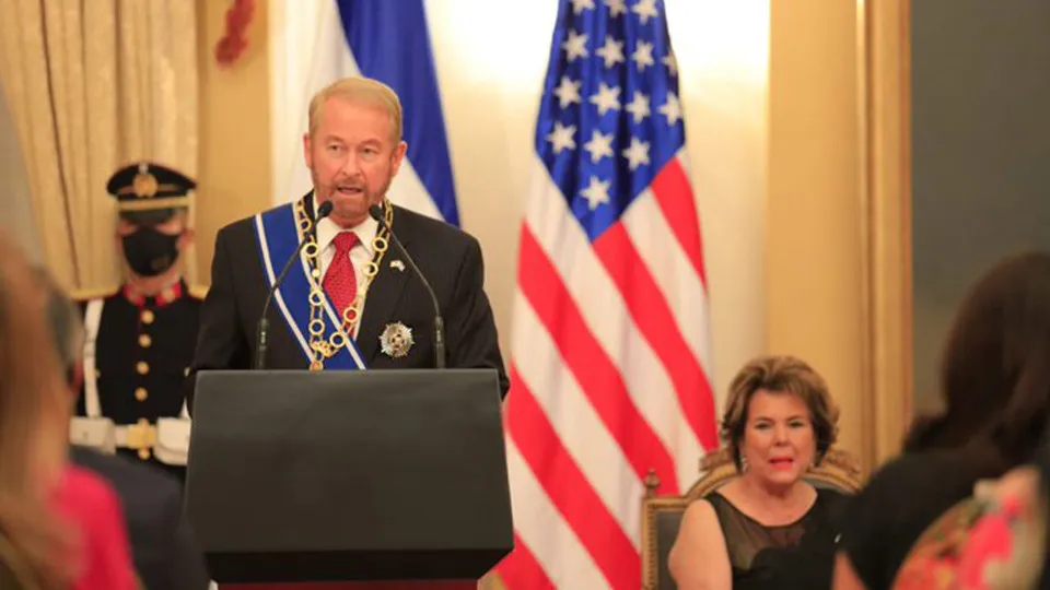El Salvador honors US ambassador at the end of his mandate