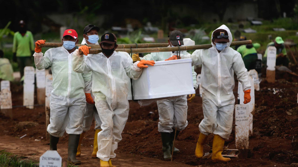 Pandemia provocou mais de 2,45 milhões de mortos no mundo