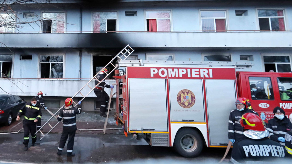 Manifestantes na Roménia exigem demissões após incêndio fatal em hospital