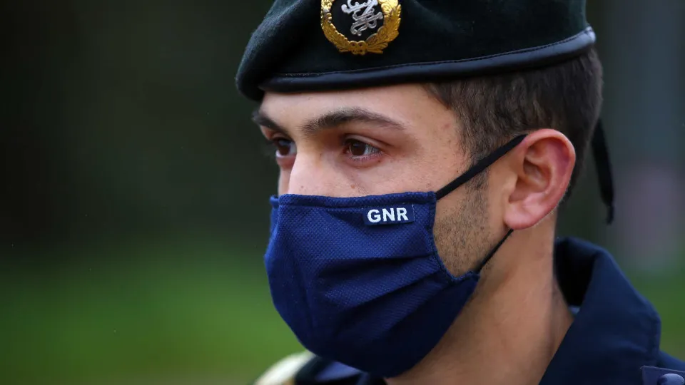 GNR detém homem por posse de arma e apreende 11 garrafas de óxido nitroso