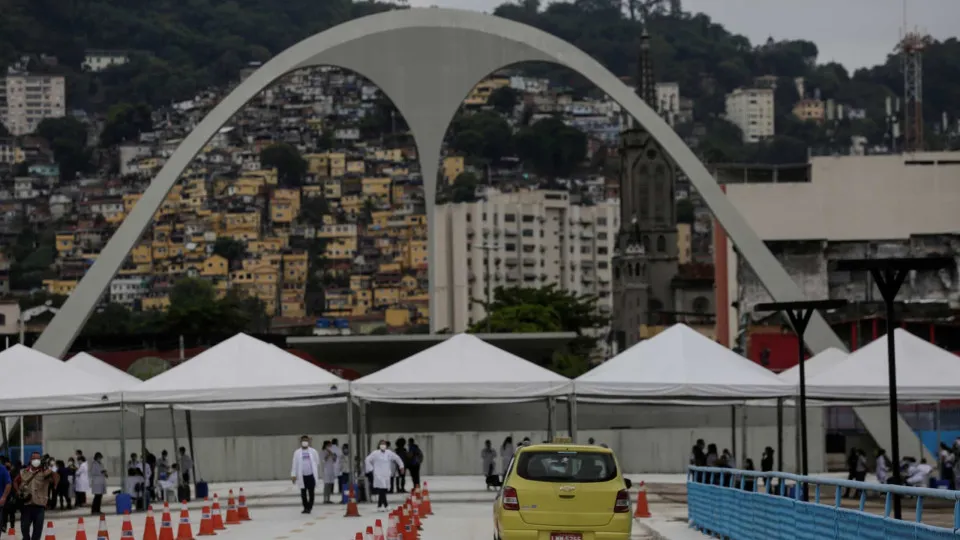 São Paulo e Rio de Janeiro aumentam restrições para controlar pandemia