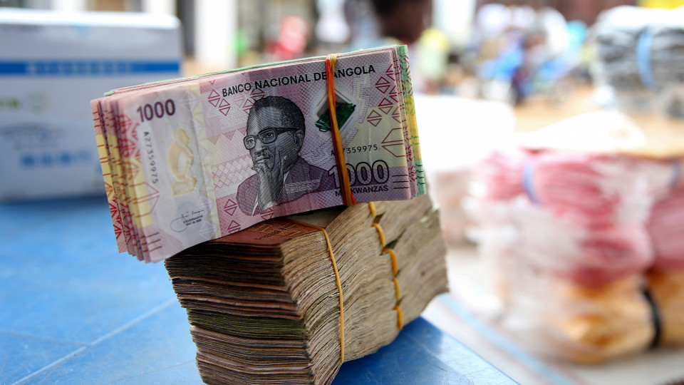 Moeda de Angola desvaloriza 16% este ano para 534,1 kwanzas por dólar