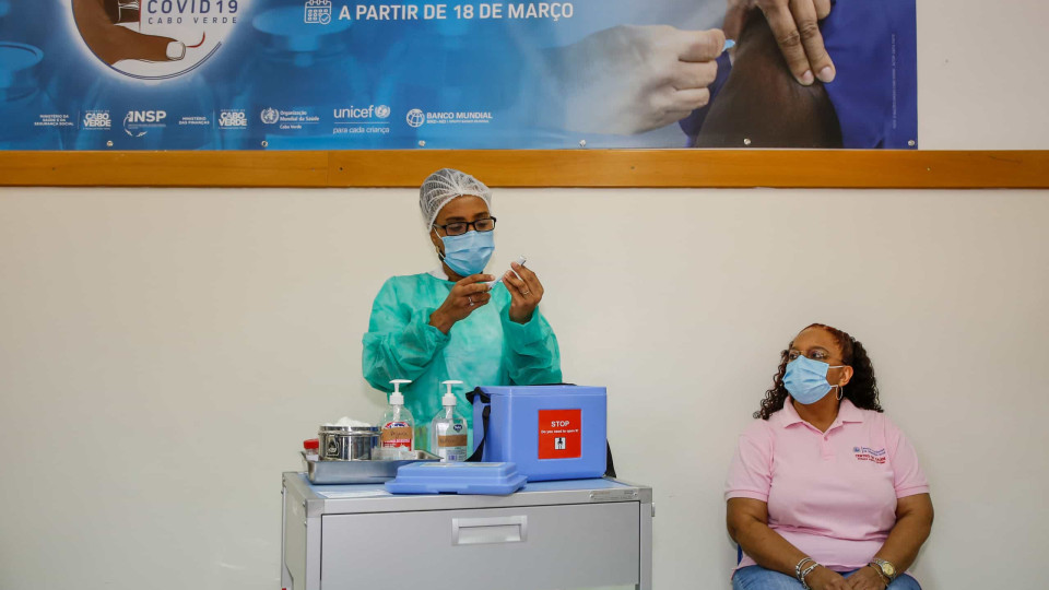 Cabo Verde vai começar a vacinar maiores de 18 e pede "adesão máxima"