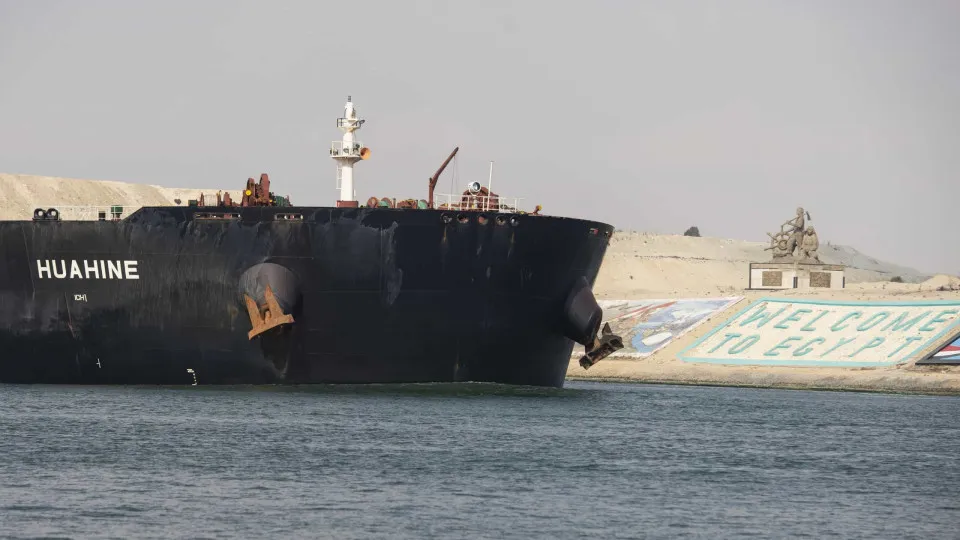 Congestionamento de embarcações continua no Canal do Suez