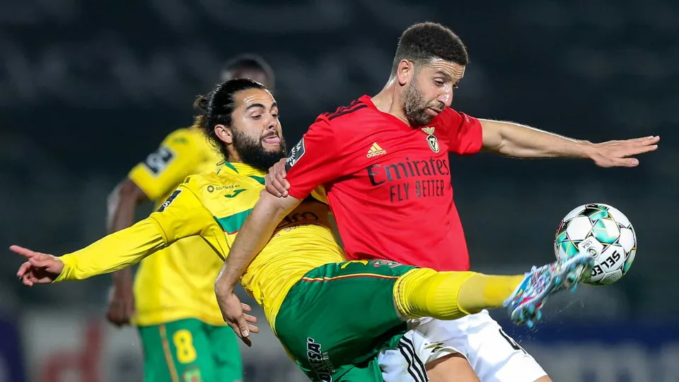 Benfica "estranha timing e dimensão" do castigo da FPF a Taarabt