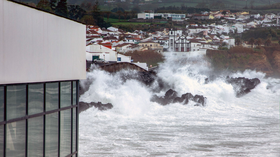 Grupos Central e Ocidental dos Açores em alerta por chuva e vento fortes