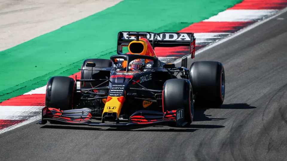 Verstappen lamenta "falta de aderência" do asfalto algarvio