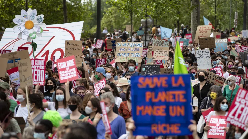 Dezenas de milhares de manifestantes em França em defesa do clima
