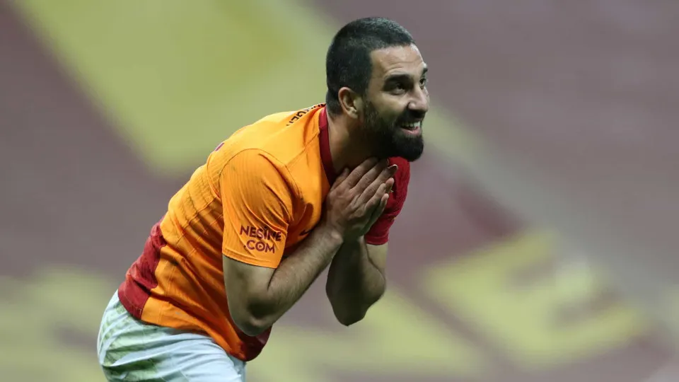 Turco Arda Turan anuncia o fim da carreira aos 35 anos