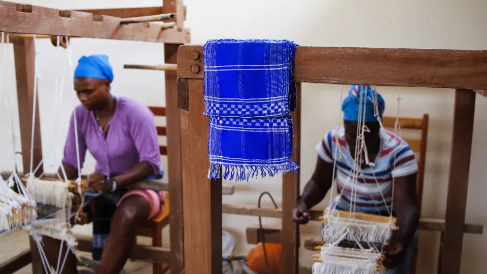 Cabo Verde: Mulheres de Trás-os-Montes fazem renascer "pano de terra"