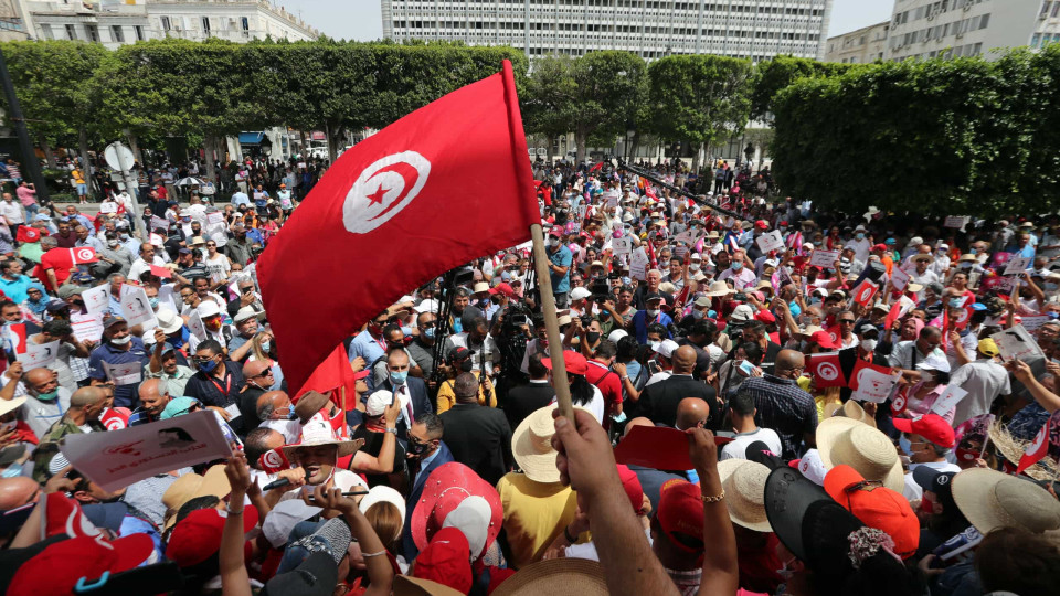 Milhares de manifestantes protestam contra a classe política na Tunísia