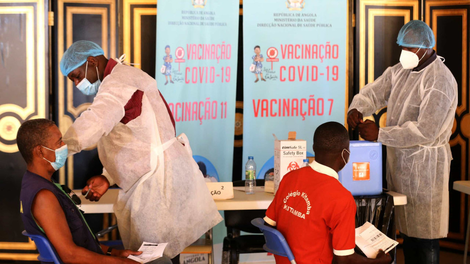 Angola tem vacinas para imunizar 60% da população até final do ano