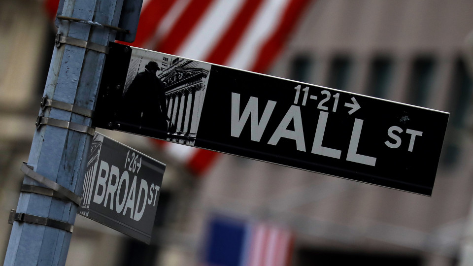 Wall Street segue em terreno misto com investidores atentos à Fed