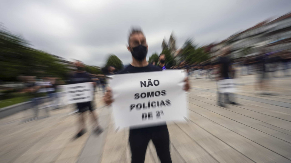 Protesto PSP/GNR. Minuto de silêncio por agentes mortos em serviço